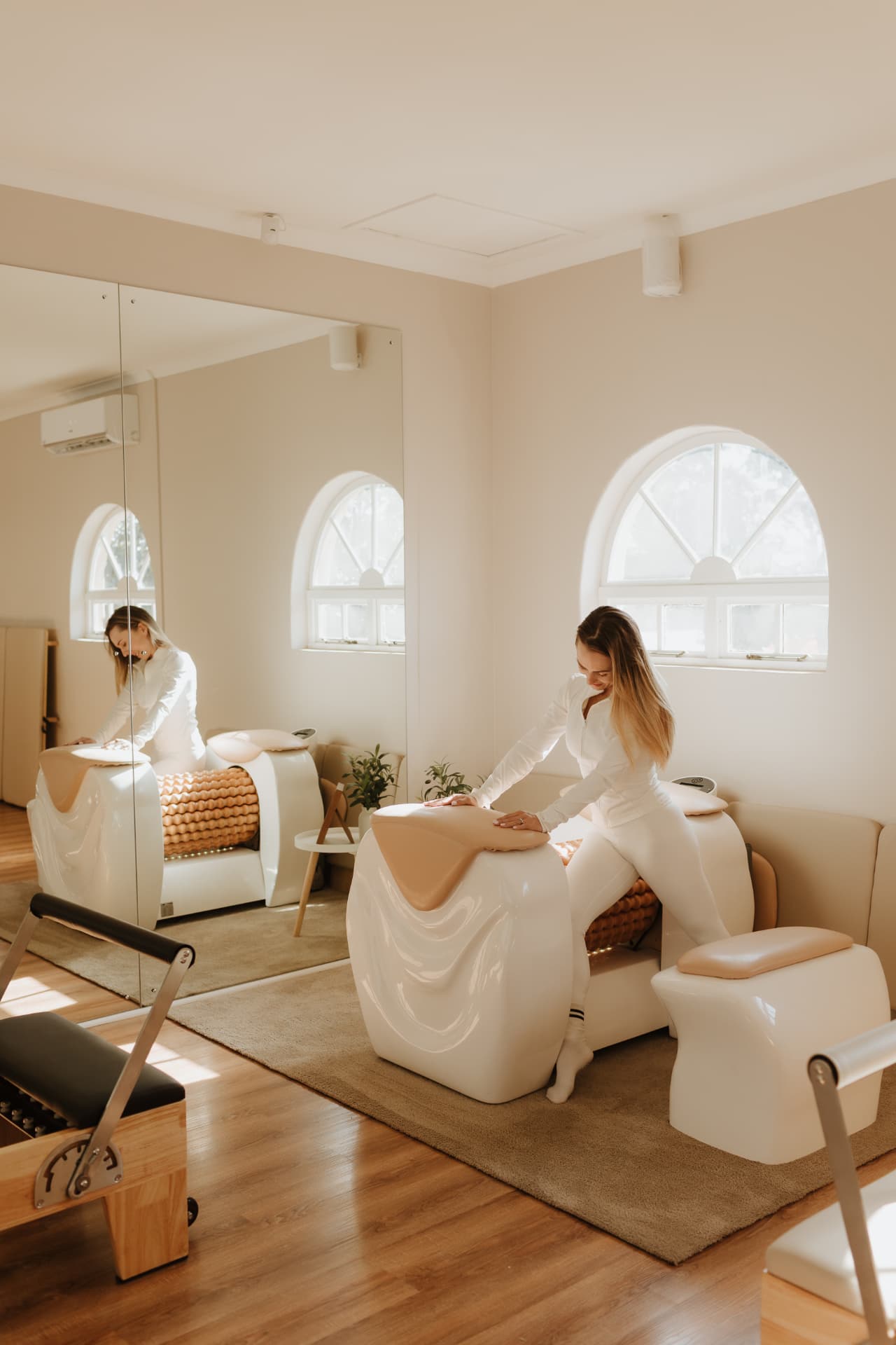 The recovery room with its massage bed in soft daylight